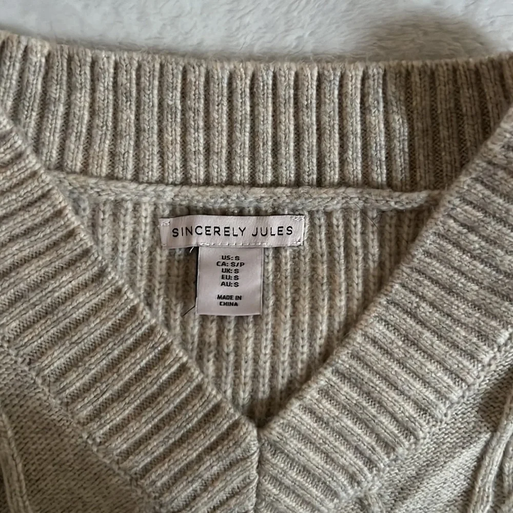 Beige colored sweater without sleeves - Picture 4 of 5